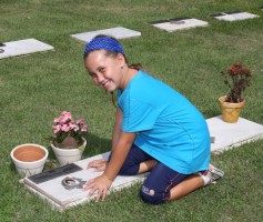 Fantástico: Giovanna aprendeu a ler nas lápides